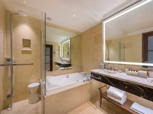 The Fullerton Hotel - Bathroom
