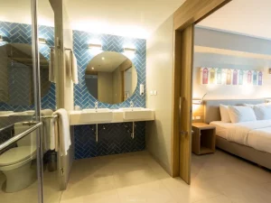 Oakwood Hotel Journeyhub Phuket - Bathroom