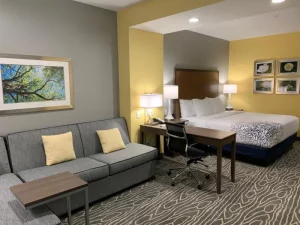 La Quinta Inn & Suites - room