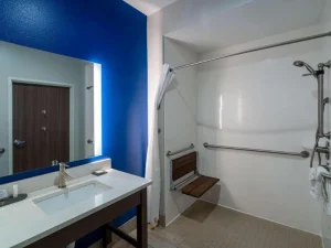 La Quinta Inn & Suites - shower