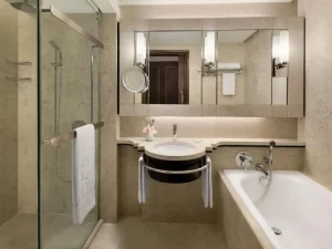 Shangri-La Hotel - bathroom