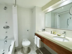 Delta Hotel - Bathroom