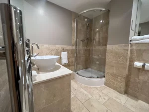 DoubleTree by Hilton Hotel Milton Keynes - Bathroom