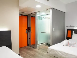 Easy Hotel - Bedroom