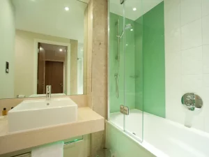 Holiday Inn Derby Riverlights, an IHG Hotel - Bathroom