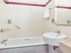 Leonardo Hotel - Bathroom