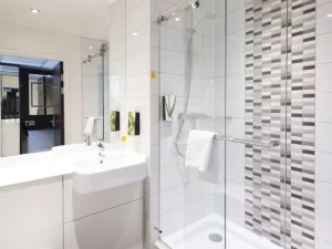 Premier Inn Bridlington Seafront - Bathroom