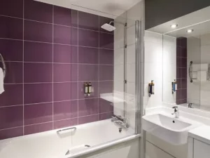 Premier Inn Chelmsford City Hotel - Bathroom