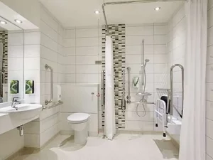 Premier Inn Gloucester (Barnwood Hotel) - Bathroom 2