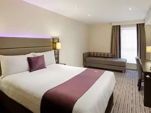 Premier Inn Gloucester (Barnwood Hotel) - bedroom 1