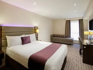 Premier Inn Southend Airport - Bedroom