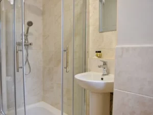 Riviera Hotel _ Holiday Apartments Alum Chine - Bathroom