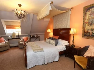 Rowtown Castle Hotel - Bed 2