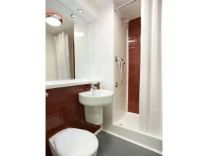 Travelodge Ipswich - Bathroom