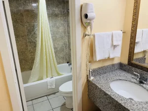 Budget Inn - Bathroom