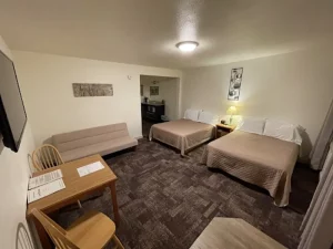 Lazy J Motel - bedroom 2