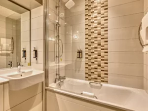 Premier Inn London Romford Town Hotel - Bathroom