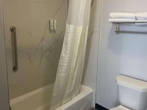 Quality Suites - Bathroom