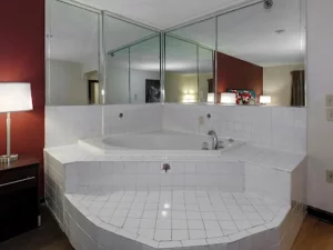 Red Roof PLUS+ _ Suites Opelika - bathroom