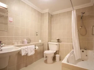 Strathburn Hotel - Bathroom