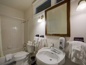 The Grand Hotel _ Restaurant - bathroom