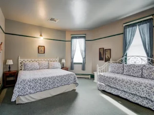 The Grand Hotel _ Restaurant - bedroom